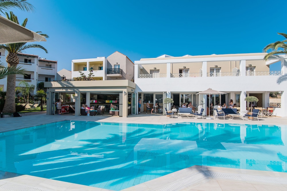 Dedalos Hotel — Swimming pool in Malia