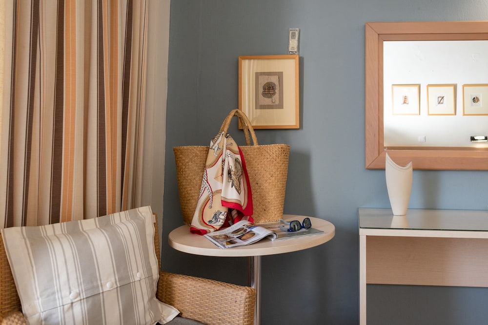 Dedalos Hotel — Hotel rooms in Malia