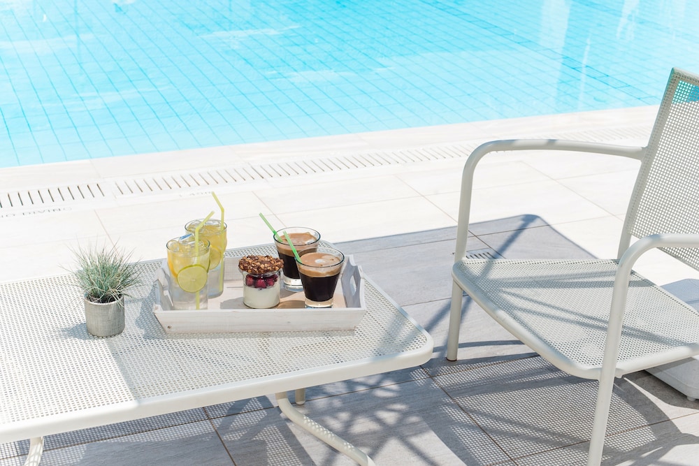 Dedalos Hotel — Swimming pool in Malia