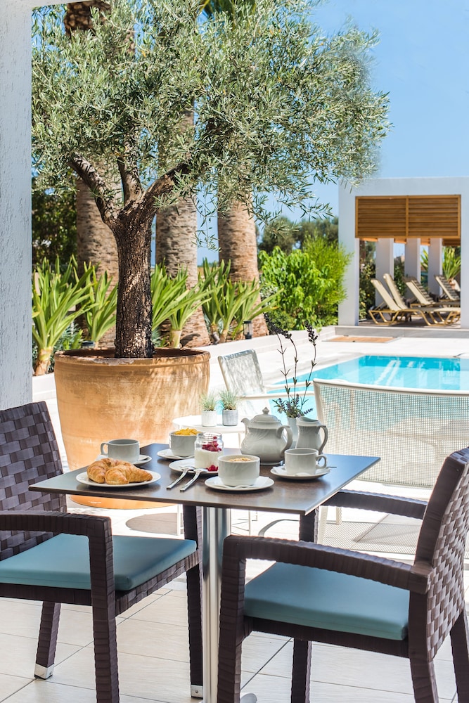 Dedalos Hotel — Swimming pool in Malia