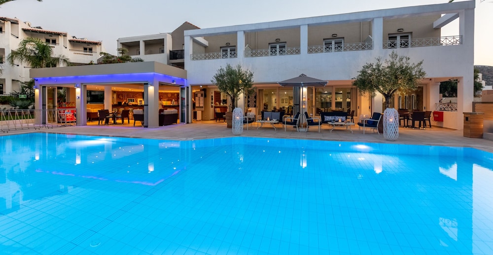 Dedalos Hotel — Swimming pool in Malia