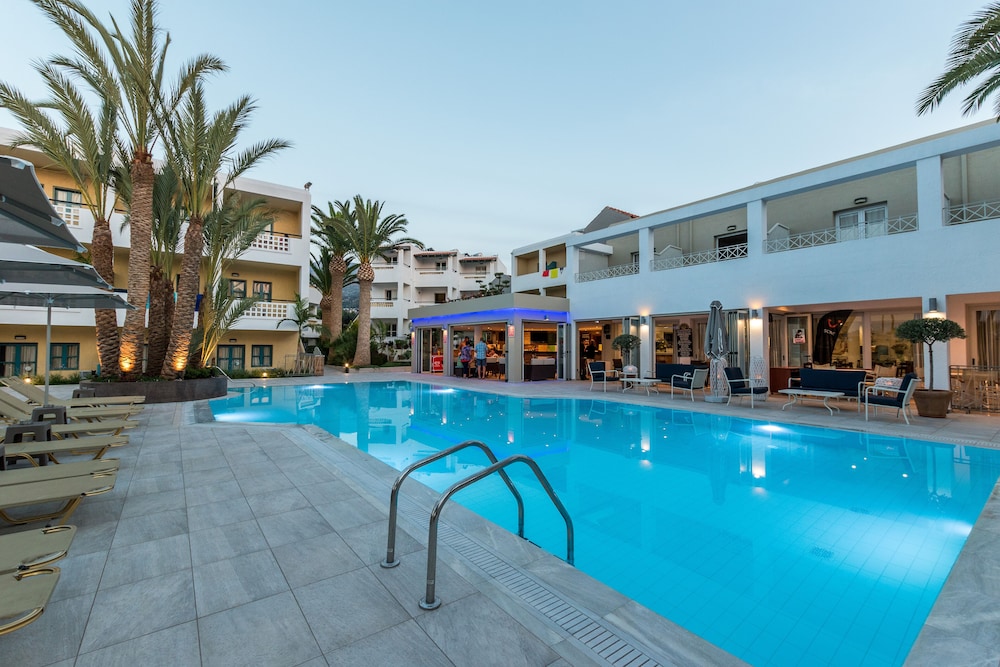 Dedalos Hotel — Swimming pool in Malia