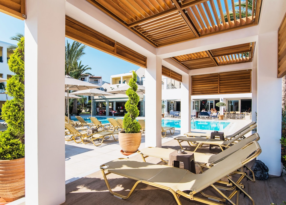 Dedalos Hotel — Swimming pool in Malia