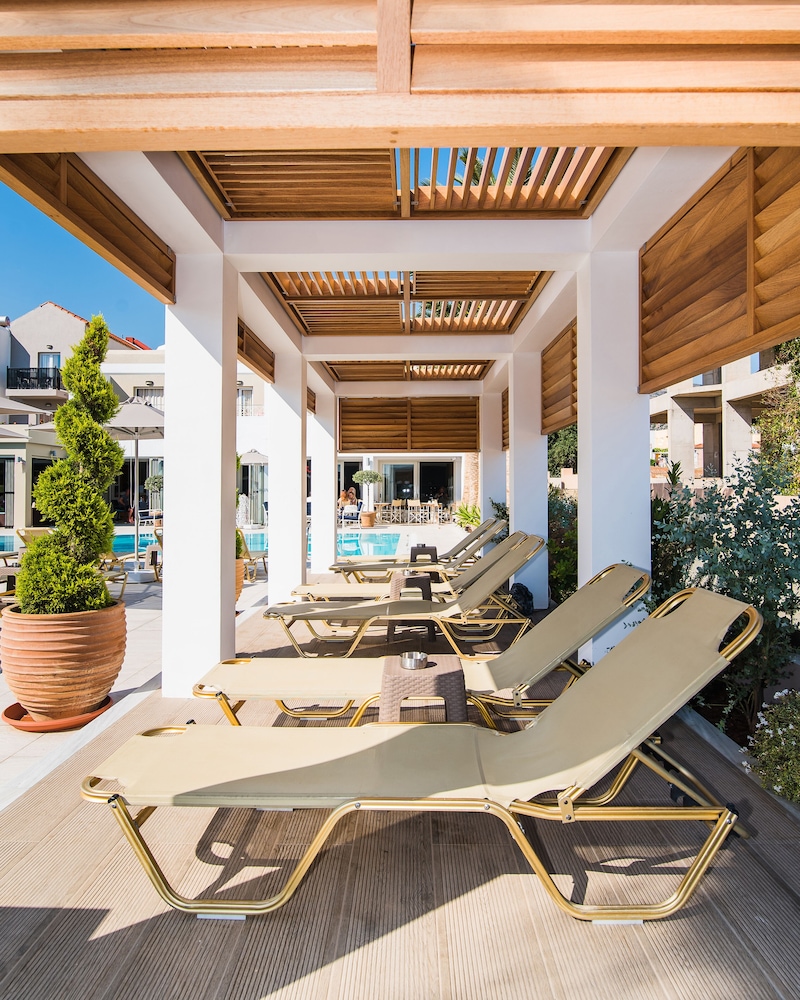 Dedalos Hotel — Swimming pool in Malia