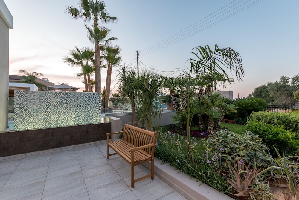 Dedalos Hotel — Swimming pool in Malia