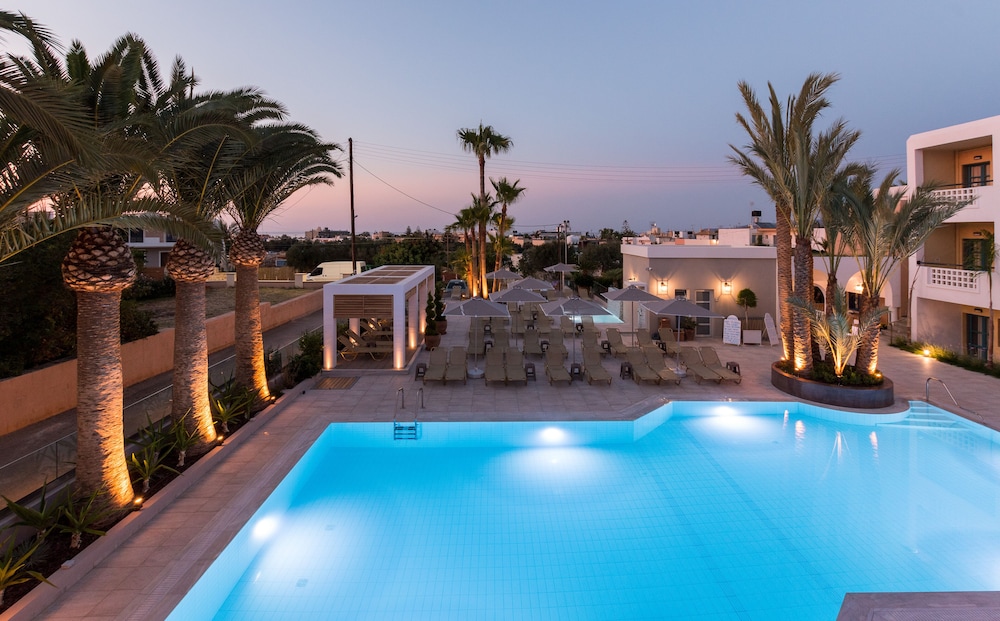 Dedalos Hotel — Swimming pool in Malia