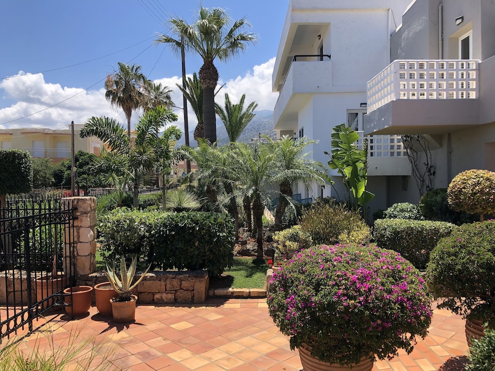 Dedalos Hotel — Hotel building in Malia