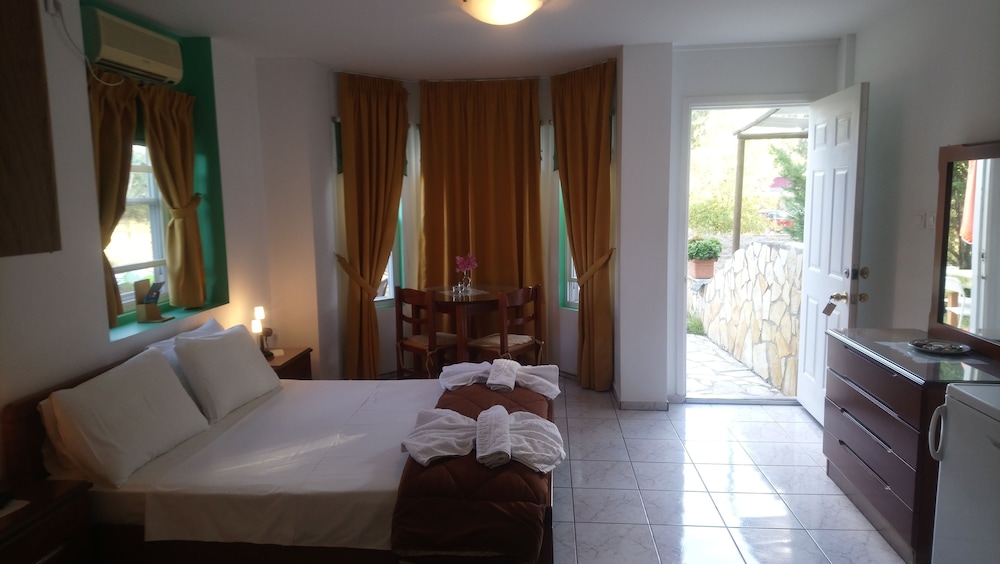 Zest @ Xi Beach — Hotel rooms in Mantzavinata, Ionian Islands