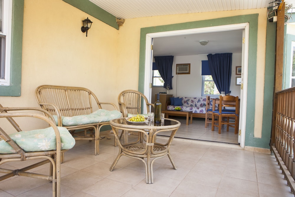 Zest @ Xi Beach — Hotel rooms in Mantzavinata, Ionian Islands