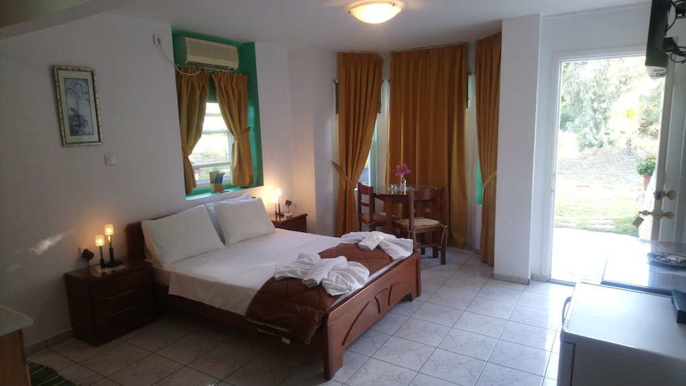 Zest @ Xi Beach — Hotel rooms in Mantzavinata, Ionian Islands