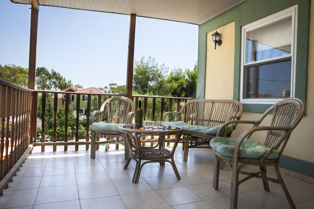 Zest @ Xi Beach — Hotel rooms in Mantzavinata, Ionian Islands