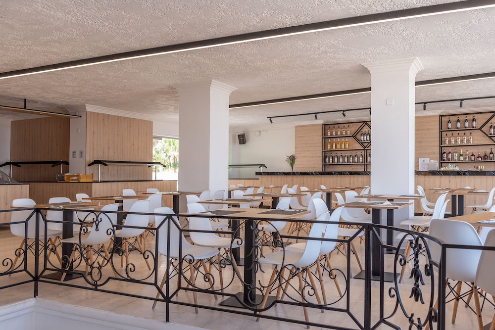 Azure Mare Hotel — Restaurant & bars in Hersonissos