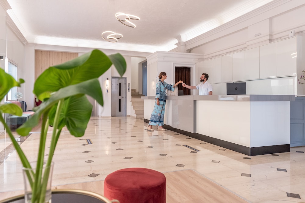Azure Mare Hotel — Hotel building in Hersonissos