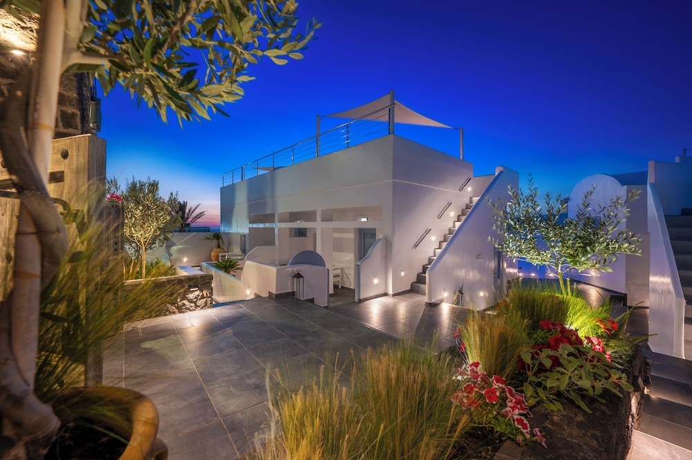 Sole d'oro Luxury Suites — Swimming pool in Oia, South Aegean