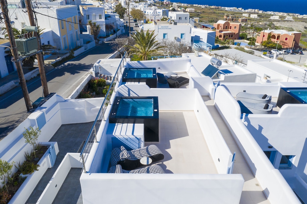 Sole d'oro Luxury Suites — Swimming pool in Oia, South Aegean