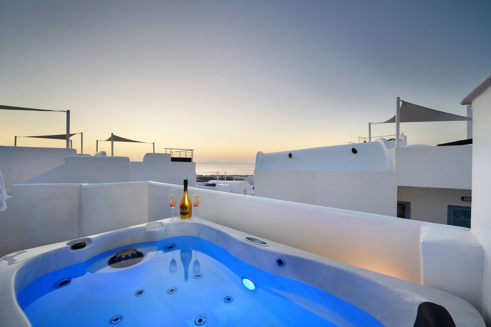 Sole d'oro Luxury Suites — Swimming pool in Oia, South Aegean