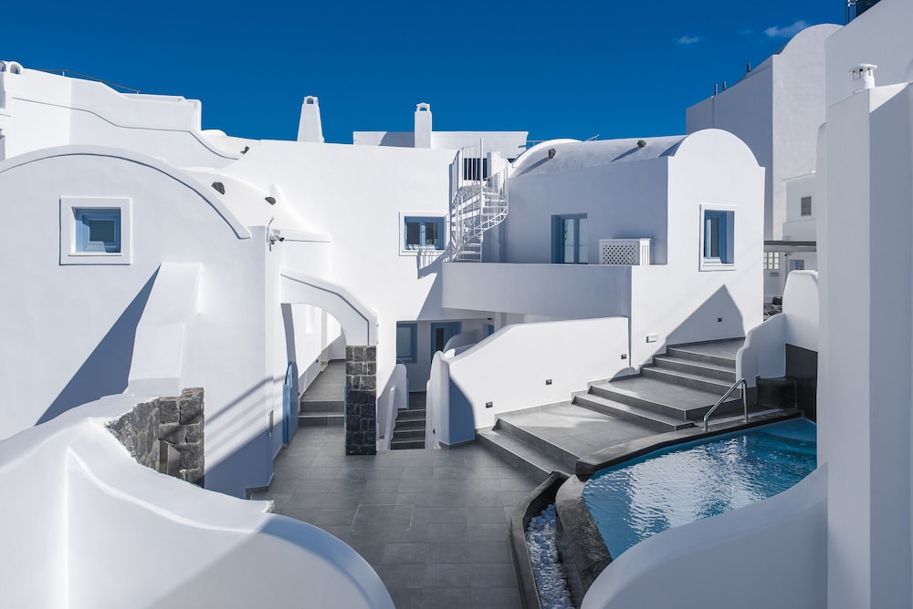 Sole d'oro Luxury Suites — Swimming pool in Oia, South Aegean