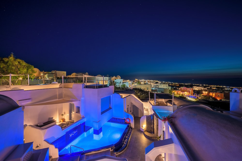 Sole d'oro Luxury Suites — Swimming pool in Oia, South Aegean