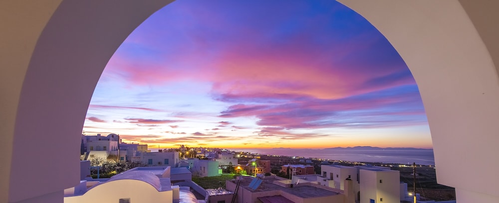 Sole d'oro Luxury Suites — Beach in Oia, South Aegean