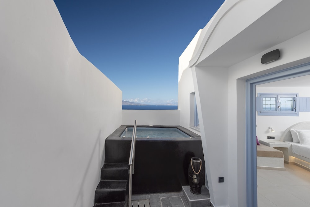 Sole d'oro Luxury Suites — Swimming pool in Oia, South Aegean