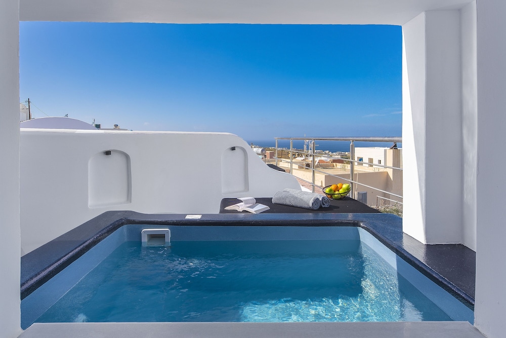 Sole d'oro Luxury Suites — Swimming pool in Oia, South Aegean