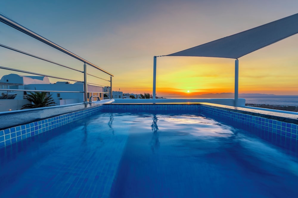Sole d'oro Luxury Suites — Swimming pool in Oia, South Aegean