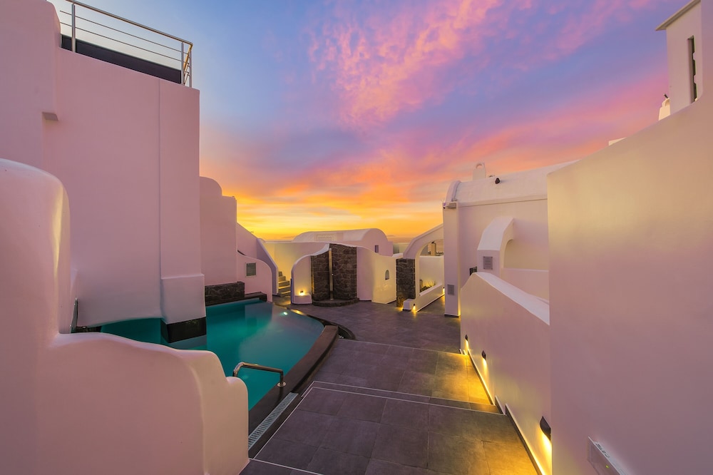 Sole d'oro Luxury Suites — Hotel building in Oia, South Aegean
