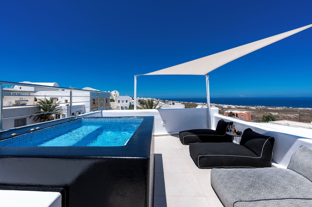 Sole d'oro Luxury Suites — Swimming pool in Oia, South Aegean