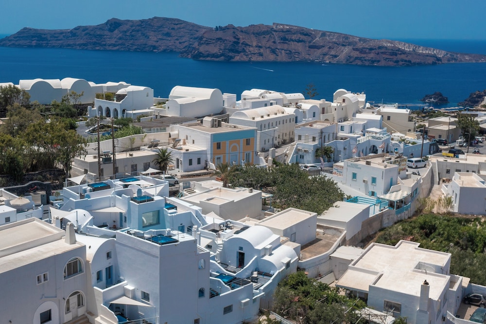 Sole d'oro Luxury Suites — Hotel building in Oia, South Aegean