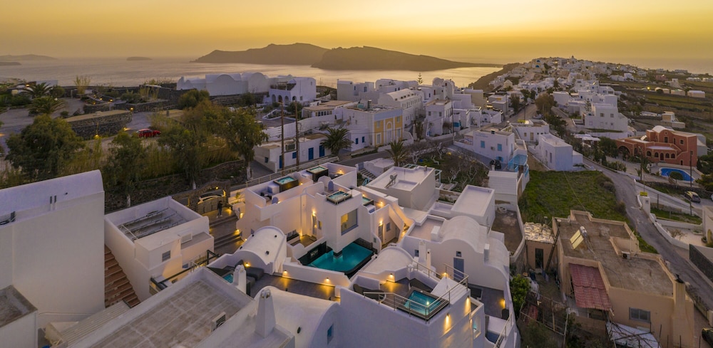 Sole d'oro Luxury Suites — Hotel building in Oia, South Aegean