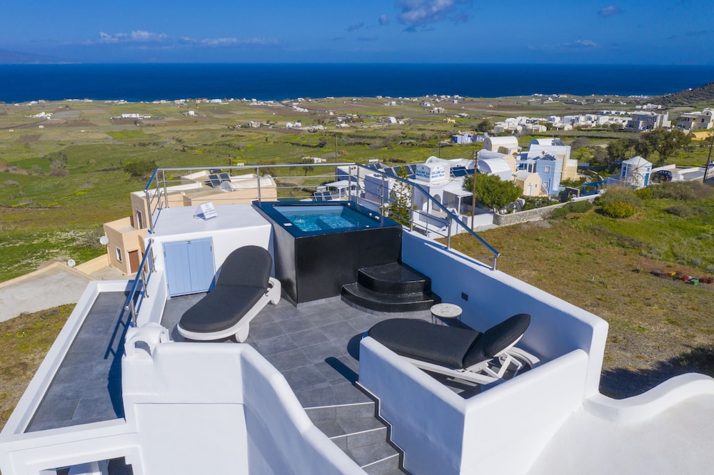 Sole d'oro Luxury Suites — Swimming pool in Oia, South Aegean