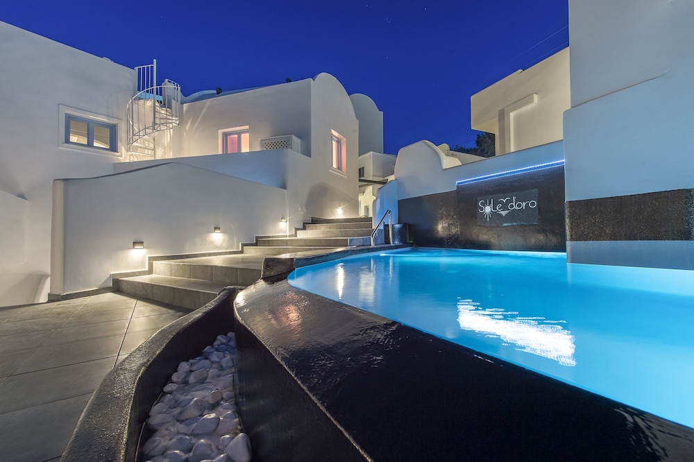Sole d'oro Luxury Suites — Swimming pool in Oia, South Aegean