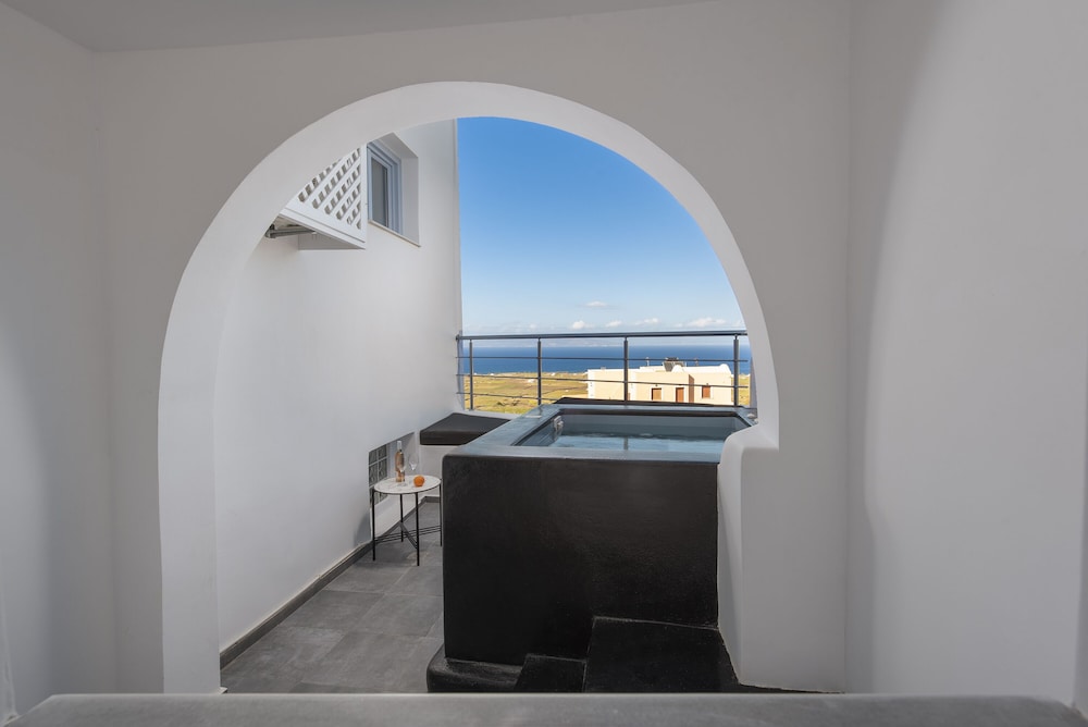 Sole d'oro Luxury Suites — Hotel rooms in Oia, South Aegean