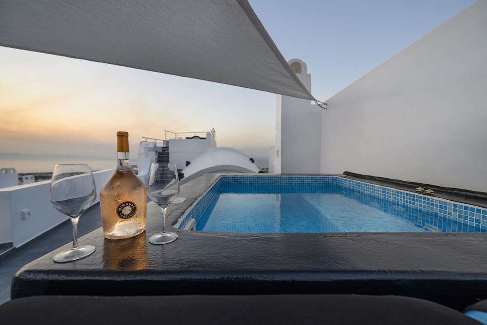 Sole d'oro Luxury Suites — Swimming pool in Oia, South Aegean
