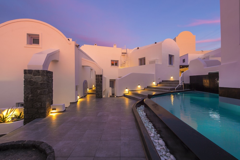 Sole d'oro Luxury Suites — Hotel building in Oia, South Aegean