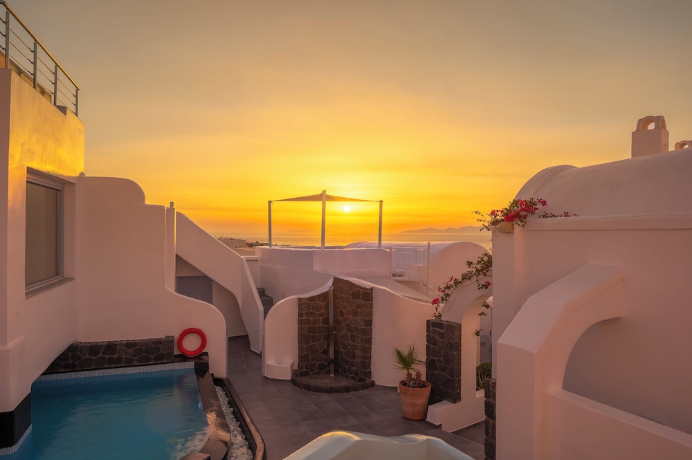 Sole d'oro Luxury Suites — Beach in Oia, South Aegean