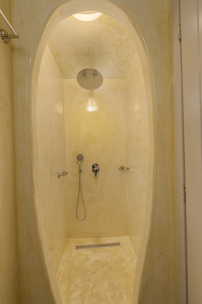 Sole d'oro Luxury Suites — Hotel rooms in Oia, South Aegean