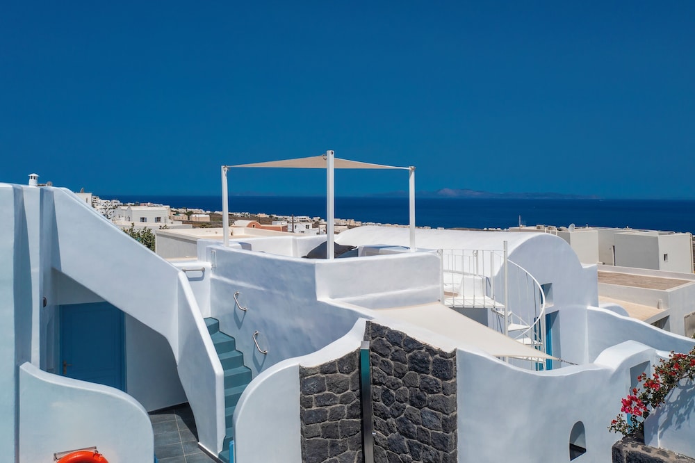 Sole d'oro Luxury Suites — Beach in Oia, South Aegean