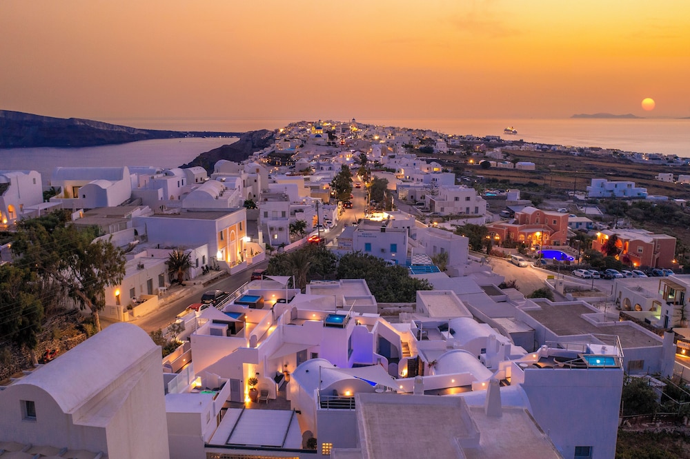 Sole d'oro Luxury Suites — Beach in Oia, South Aegean
