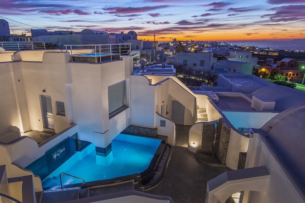 Sole d'oro Luxury Suites — Swimming pool in Oia, South Aegean