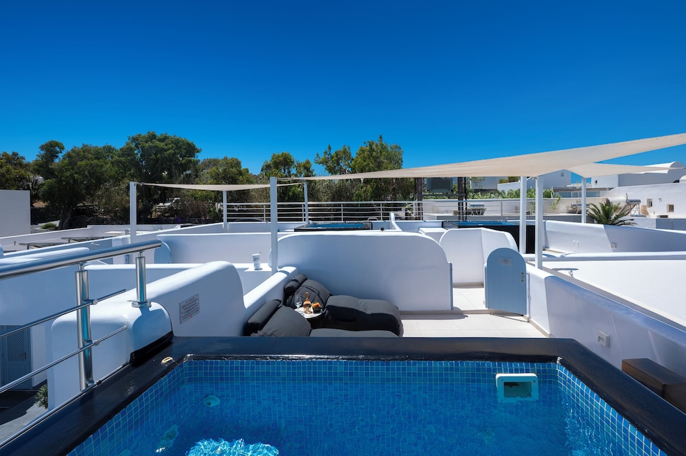 Sole d'oro Luxury Suites — Swimming pool in Oia, South Aegean