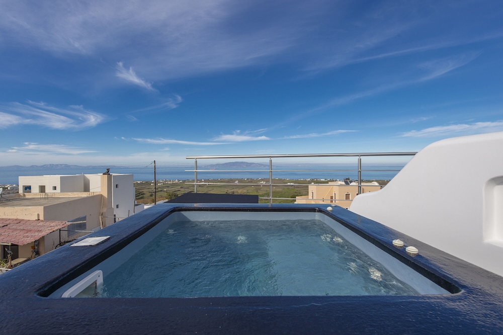 Sole d'oro Luxury Suites — Swimming pool in Oia, South Aegean