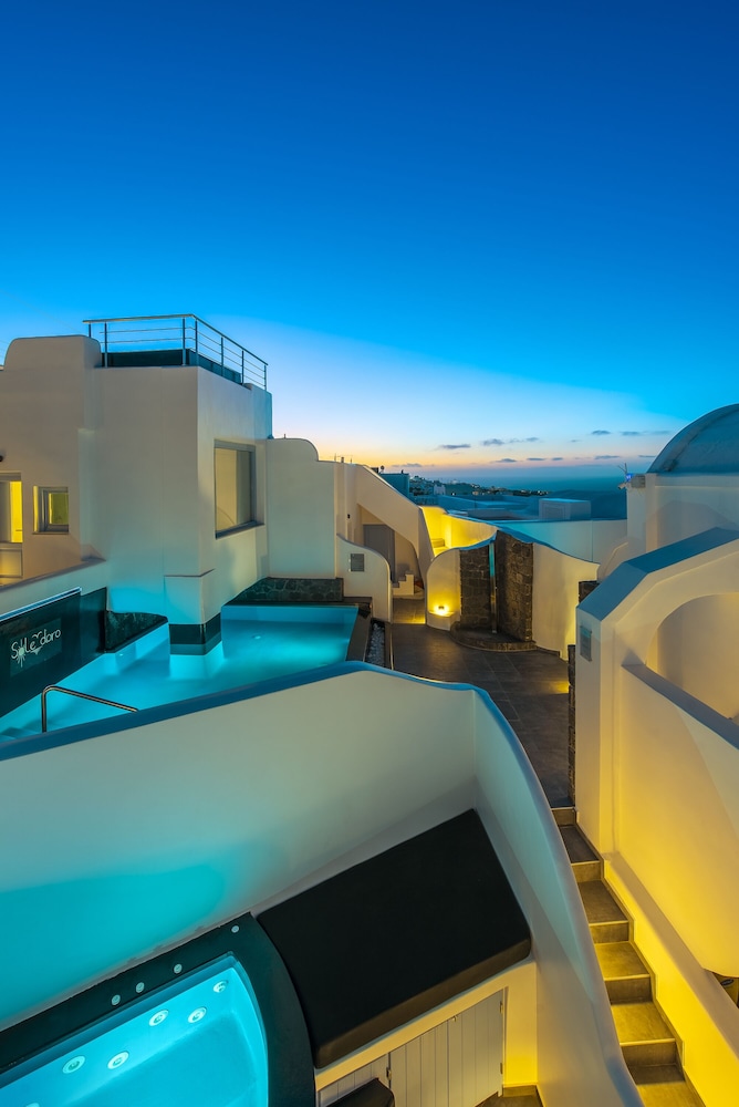Sole d'oro Luxury Suites — Swimming pool in Oia, South Aegean