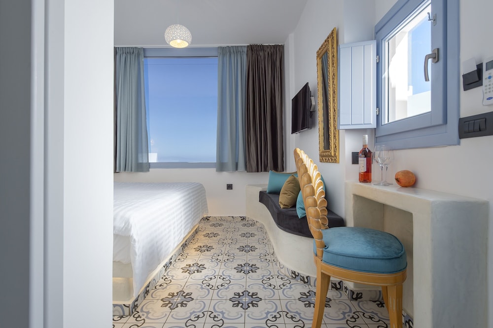 Sole d'oro Luxury Suites — Hotel rooms in Oia, South Aegean