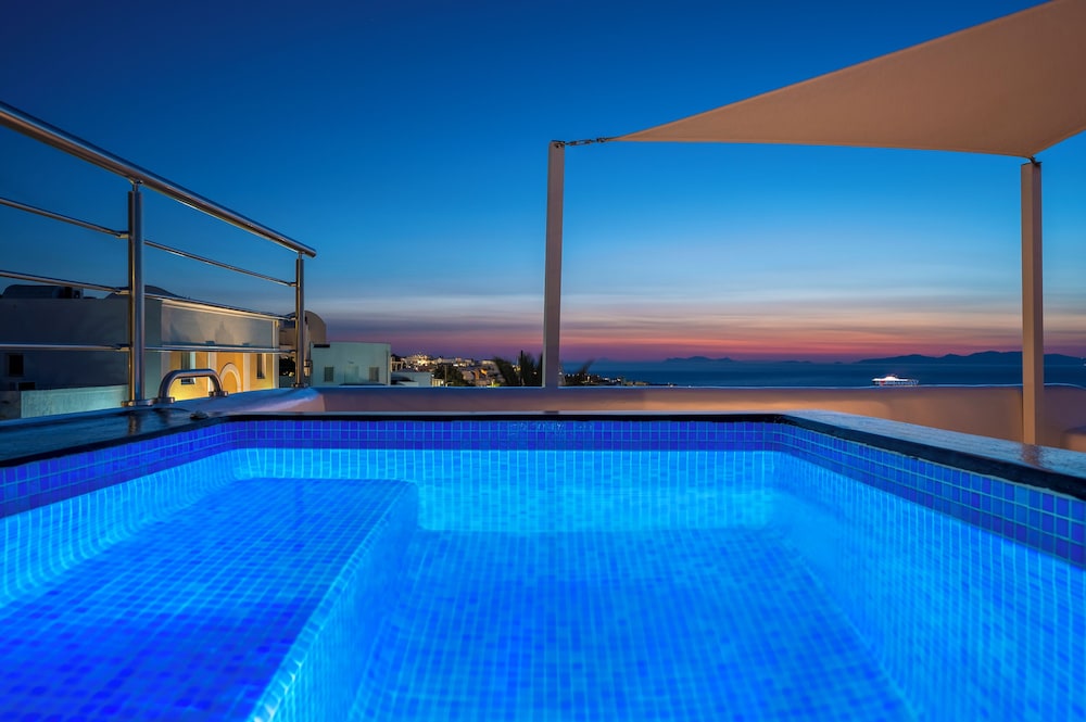 Sole d'oro Luxury Suites — Swimming pool in Oia, South Aegean