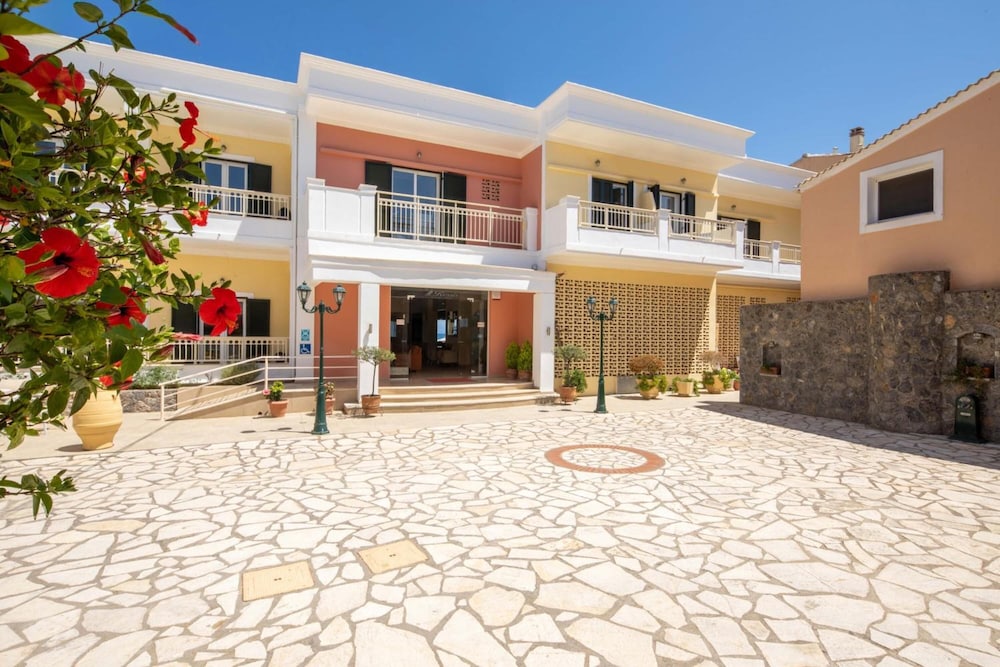 Hotel Rossis — Hotel building in Moraitika, Ionian Islands