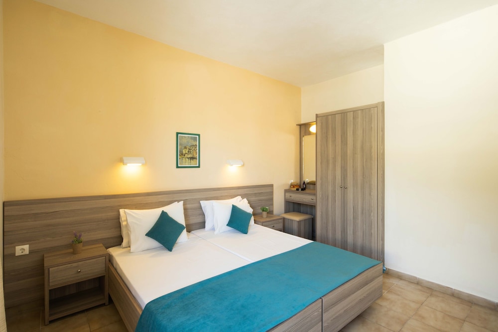 Hotel Rossis — Hotel rooms in Moraitika, Ionian Islands