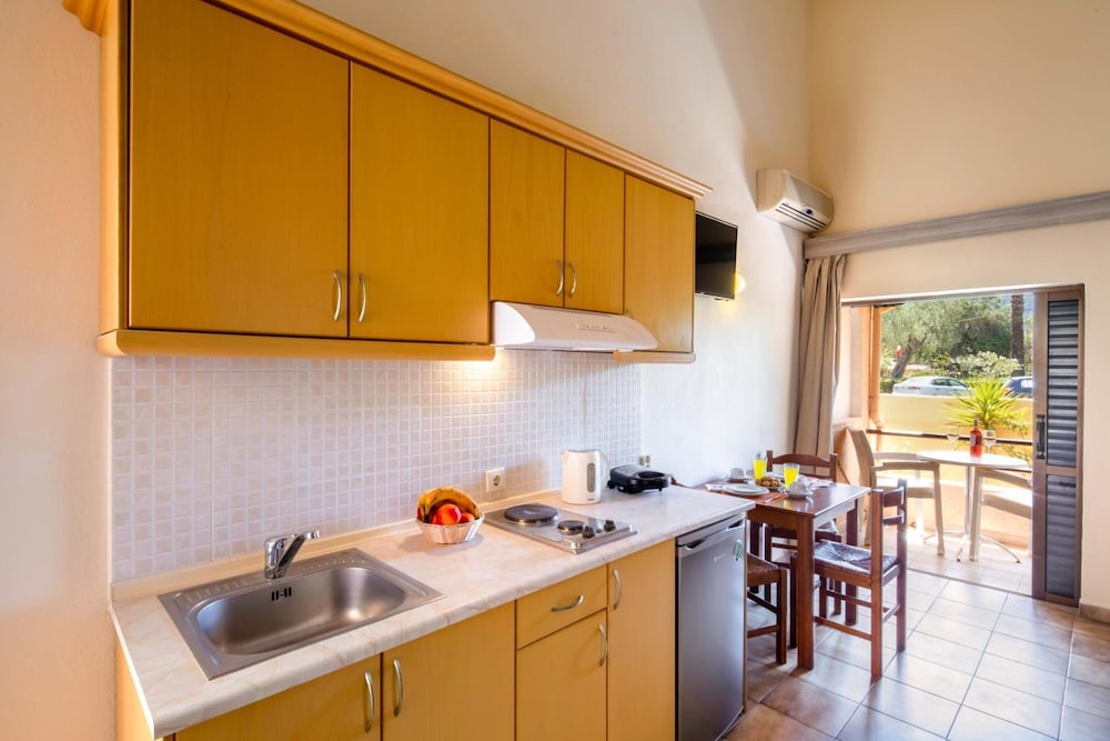 Hotel Rossis — Hotel rooms in Moraitika, Ionian Islands