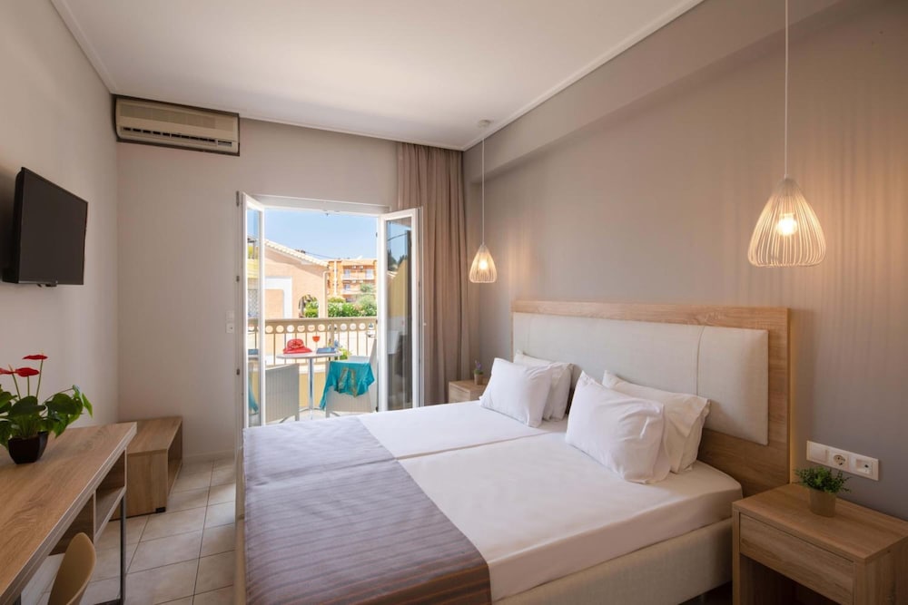 Hotel Rossis — Hotel rooms in Moraitika, Ionian Islands