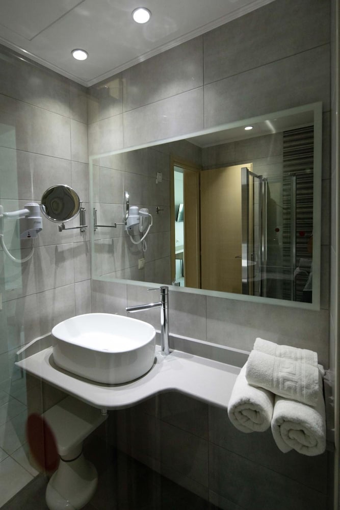 Hotel Rossis — Hotel rooms in Moraitika, Ionian Islands